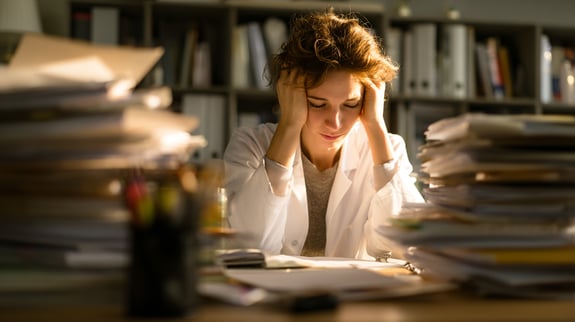 u3967452867_A_young_female_doctor_wearing_a_white_coat_sittin_c51b24b6-ac75-4c7e-ae87-8f0fd458a716_3